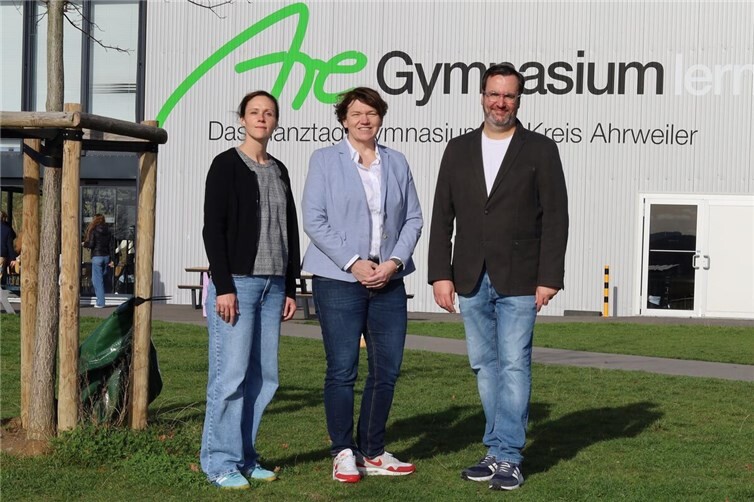 Die stellvertretende Schulleiterin Anika Jüde (links) freut sich gemeinsam mit Schulleiterin Nina Pfeil und dem zweiten stellvertretenden Schulleiter Marco Müller auf die anstehenden Aufgaben am Are-Gymnasium.  Foto: Hubert Ewers