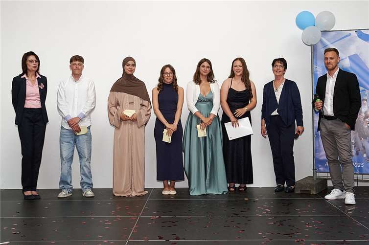 Die stellvertretende Schulleiterin Bettina Lanzerath, Claudia Kreuser vom Förderverein der Schule und Dominik Schlich von der KSK Ahrweiler mit den Geehrten: Gabriel Serafin (9d), Sarah Saadi (10b), Anna Louise Dumaine (10c), Charlotte Schäfer (10d) und Amelie Marschall (10a).