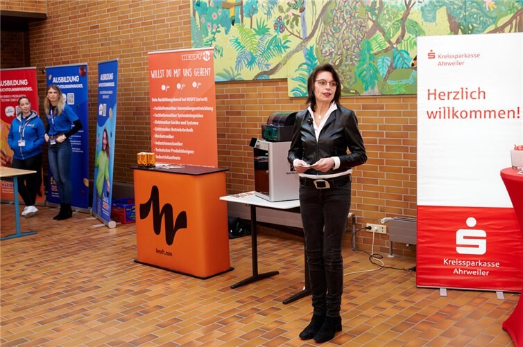 Die stellvertretende Schulleiterin Bettina Lanzerath bei der Begrüßung zur 20. Berufsinfobörse “Schule trifft Wirtschaft”.