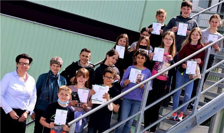 Die stellvertretende Schulleiterin Nina Pfeil und die betreuende Lehrerin Sigrid Eberle freuen sich mit den Preisträger*innen des Känguru-Wettbewerbs. Foto: privat