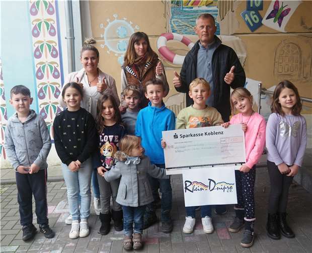 Die stellvertretende Schulleiterin Sarina Dümmler (links), Manuela Betrams vom Förderkreis und Kinder aus der Pinguinklasse überreichten Borys Ivánchov von Rhein-Dnipro Deutsch-Ukrainischer e.V. den Spendenscheck.  Foto: Stadt Bendorf