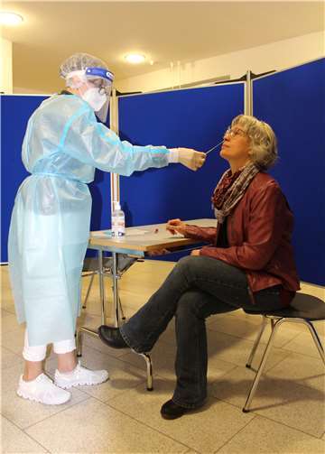 Die stellvertretende Schulleiterin Tanja Anton beteiligte sich an den Testungen durch eine Mitarbeiterin der Kastor – Apotheke Kobern- Gondorf. Foto: privat