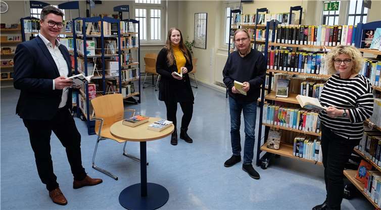 Die stellvertretende StadtBibliotheksleiterin Anna Lenz (2. v. l.), Leiter Volker Trümper (2. v. r.) präsentierten Bürgermeister Peter Jung (li.) und Amtsleiterin Sandra Thannhäuser (re) eine Belletristik-Neuheiten. Foto: Stadt Neuwied