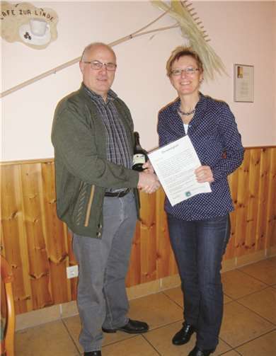 Die stellvertretende Vorsitzende, Elisabeth Waldorf, überreicht die Ehrenmitgliedsurkunde an Josef Wagner.  privat
