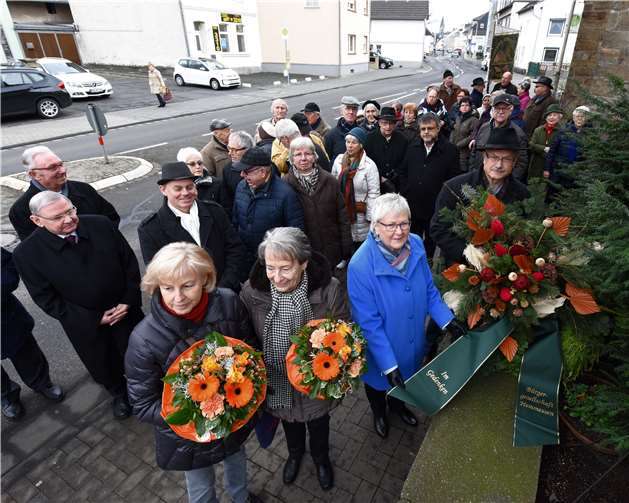 Die stellvertretende VorsitzendeElke Hersel (r.) legte am Ehrenmal Blumen nieder.