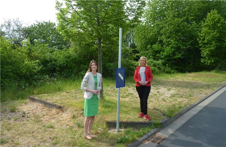 Die stellvertretenden CDU-Vorsitzenden Gudrun Vielmuth und Jenny Kudrjawzew begutachten die Situation vor Ort. Foto: Georg Schuhen