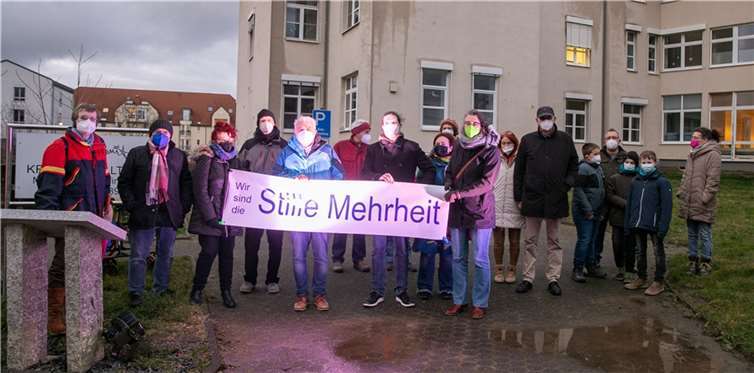 Die „stille Mehrheit“ demonstrierte vor der Außenstelle des Gesundheitsamtes in Rheinbach für die Maßnahmen zum Schutz vor der Corona-Infektion. Foto: JOST