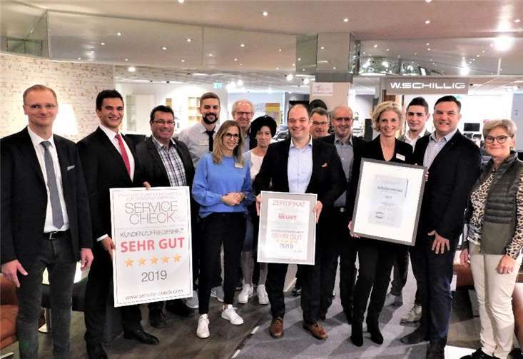 Die stolze Geschäftsleitung mit einem Teil der Belegschaft und Stadtbürgermeister Andreas Weidenfeller ( 3.v.l. ). Fotos:WR