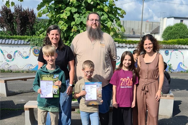 Die stolze Gewinner und ihre Klassenleitungen.