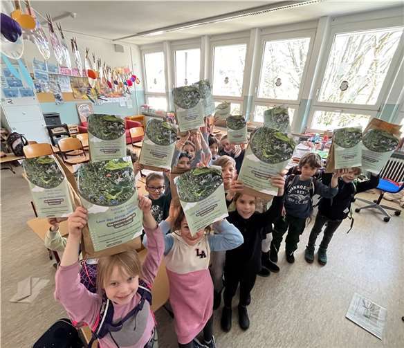 Die stolze Klasse präsentiert ihre Arbeit @Aloisius-Grundschule