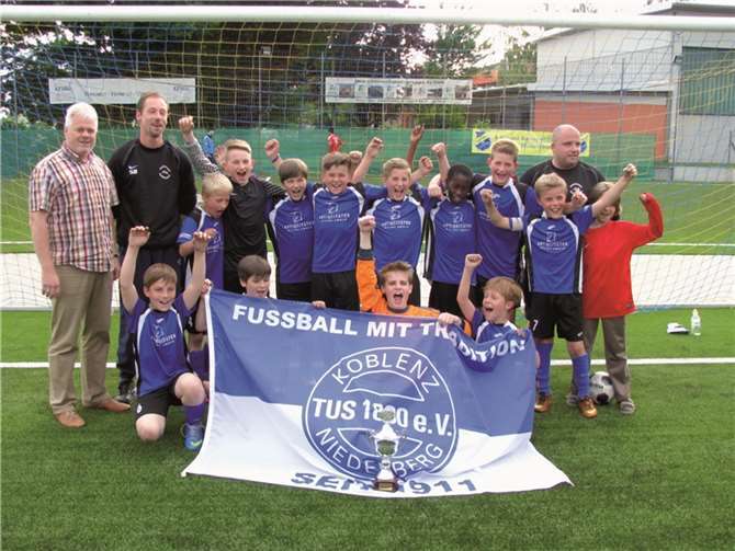 Die stolze Mannschaft mit ihren Betreuern (h.v.l.n.r):Staffelleiter Stephan Schuth, Trainer Stefan Binz, Tim Vosswinkel, Gianluca Artuso, Ante Serdarusic, Leon Walker, Quincy Okhaifo, Finn Steinbacher, Kapitän Toni Schmidt und Trainer Thomas Hanke. Vorn: Carl Geisler, Rene Görg, Luca Stein und Yannic Weiß.privat