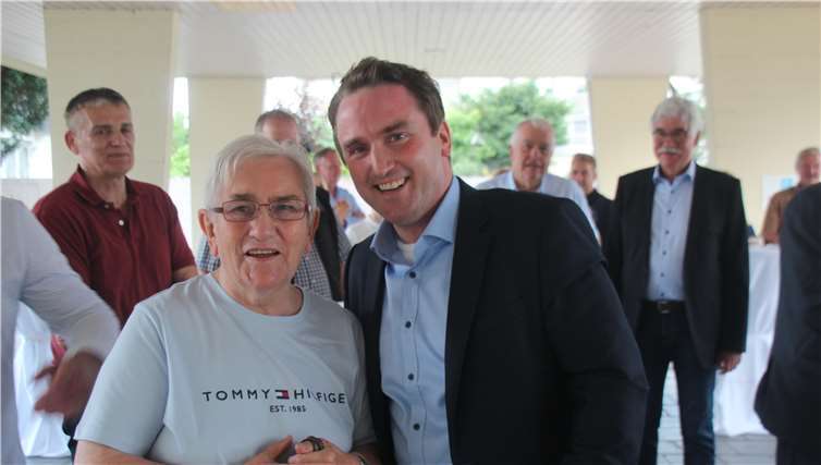Die stolze Mutter (links) umarmte ihren Sohn spontan, der nun nicht nur Verbands- sondern auch Stadtbürgermeister ist.