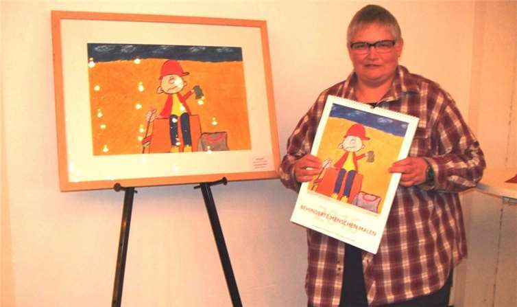 Die stolze Preisträgerin mit ihrem Bild und Kalender. Privat