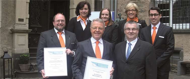 Die stolze Projektgruppe „Beruf und Familie“ der Volksbank (v.l.): mit Vorstandsvorsitzendem und Landrat: Stefan Linden, Kirsten Welsch, Elmar Schmitz, Claudia Müller, Dr. Alexander Saftig, Maria Breitbach und Michael Schäfer. Volksbank RheinAhrEifel