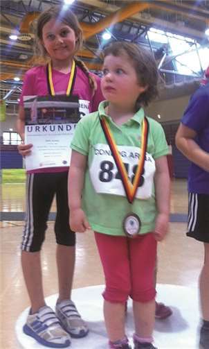 Die stolze Siegerin des Bambini-Laufs.