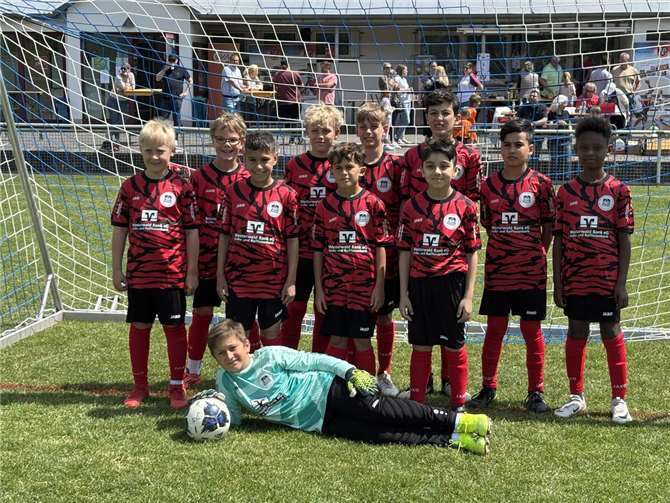 Die stolze Siegermannschaft aus Montabaur freut sich über den Wanderpokal.  Foto: Joseph-Kehrein-Schule, Silke Pook-Sesterhenn
