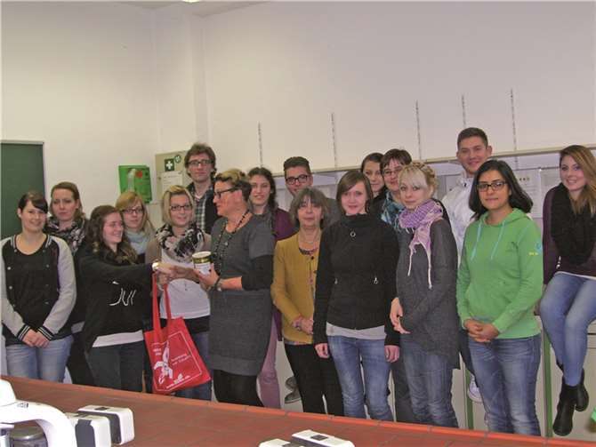 Die stolze Summe von 1.200 Euro erwirtschafteten die Schüler im Rahmen der Berufsmesse. Der Förderverein des Frauenhauses freute sich sehr über die großzügige Spende. privat