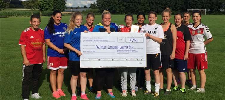 Die stolze Summe von 1.395 Euro sammelten die Fußballerinnen des SV Wachtberg für die vom Starkregen besonders betroffene Familie Dresen aus Leimersdorf. Auf dem im Bild zu sehenden Scheck hatte sich leider der Druckfehlerteufel eingeschlichen.-DU
