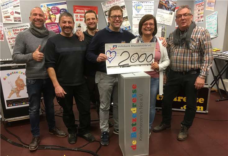 Die stolze Summe von 2000 Euro konnte an den Verein überreicht werden.privat