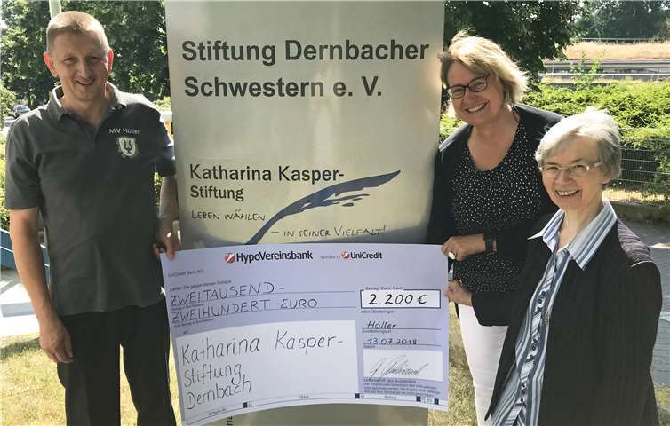 Die stolze Summe von 2.200 Euro wird der Katharina Kasper-Stiftung übergeben.privat