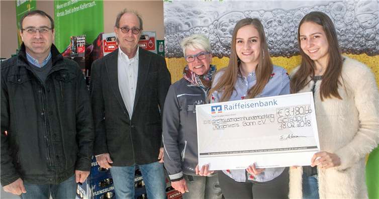 Die stolze Summe von 3180,66 Euro hatten die beiden Schülerinnen Fabienne Ackermann (rechts) und Finnja Lehrig (Zweite von rechts) bei ihrer Benefizveranstaltung in Gelsdorf für den guten Zweck gesammelt. Zusammen mit (von links) Ortsvorsteher Andreas Ackermann, Lehrer Horst Rennhak und Geschäftsführerin Liane Skruth von der Tankwirt GmbH überbrachten sie den Spendenscheck jetzt an den Förderkreis für krebskranke Kinder und Jugendliche mit Sitz in Bonn.JOST