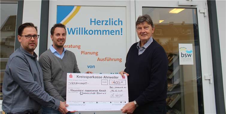 Die stolze Summe von 400 Euro spendete die Firma WIJA dem „Förderkreis für krebskranke Kinder und Jugendliche Bonn e.V.“, (v.li.) Christoph Hesse (Geschäftsführer Firma WIJA), Wolfgang Kriechel (kaufmännischer Leiter Firma WIJA) und Lutz Hennemann (Vorsitzender Förderkreis für krebskranke Kinder und Jugendliche Bonn e.V.).DU