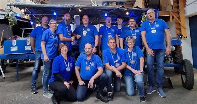 Die stolze Truppe der Feldküche freut sich über das närrische Jubiläum. Foto: Angela Schmidt