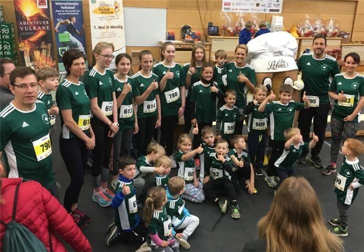 Die stolze Truppe der TG Jahn Namedy in ihren neuen Laufshirts beim Mendiger Vulkan Volkslauf. Foto: TG Jahn Namedy e.V.