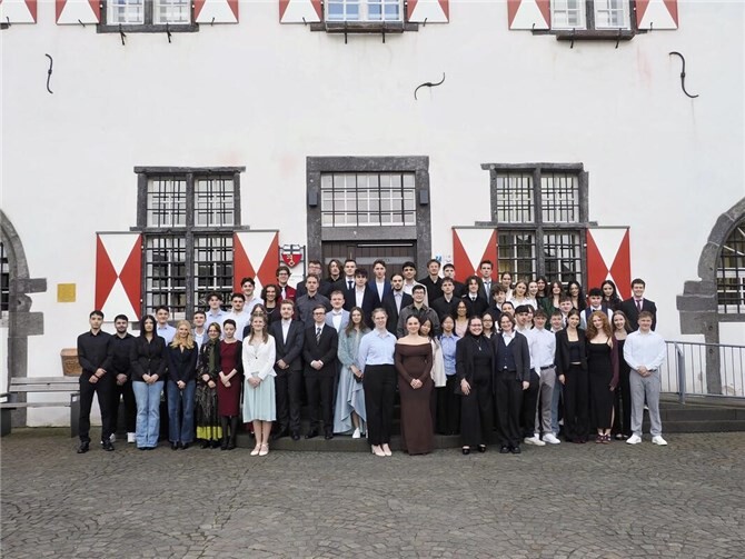 Die stolzen Abiturientinnen und Abiturienten des Martinus-Gymnasiusm Linz.  Foto: Tobias Lehmann