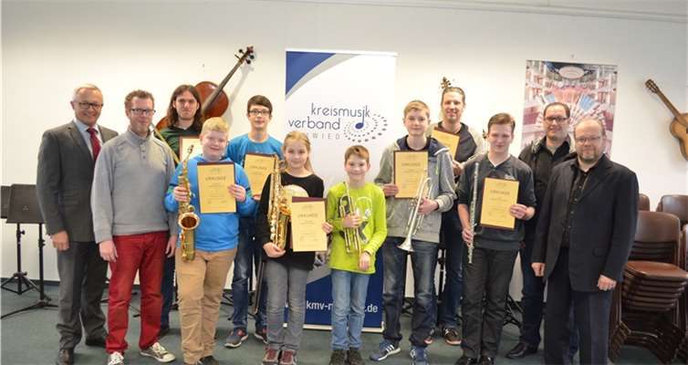 Die stolzen Absolventen des D1-Lehrgangs des Kreismusikverbands Neuwied erhielten ihre Urkunden (v. l.): Kreisvorsitzender Achim Hallerbach, stellvertretender Kreismusikleiter Sven Biermann, Stefan Wertgen, Jona Lindenlauf, Raphael Schellberg, Theresa Anhäuser, Benedikt von der Lippe, Max Schellberg, Carsten von der Lippe, Paul Kunz, stellv. Kreisvorsitzender Andreas Dasbach und Musiklehrer Oleg Beljak. privat