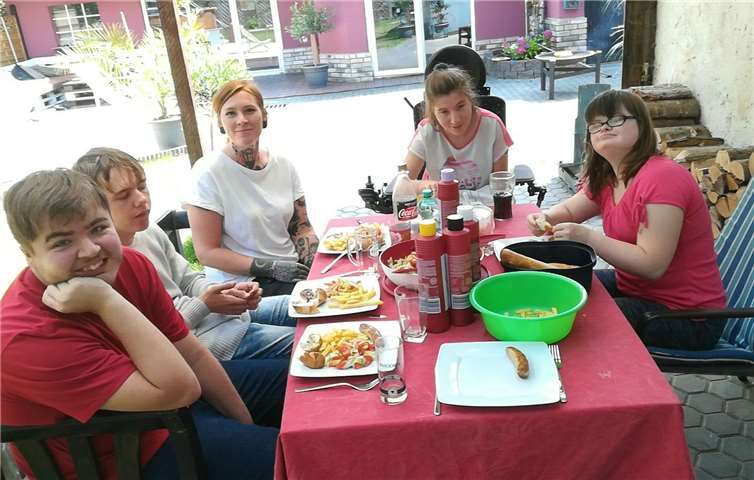 Die stolzen Alltagshelden genießen die selbst zubereiteten Speisen. privat