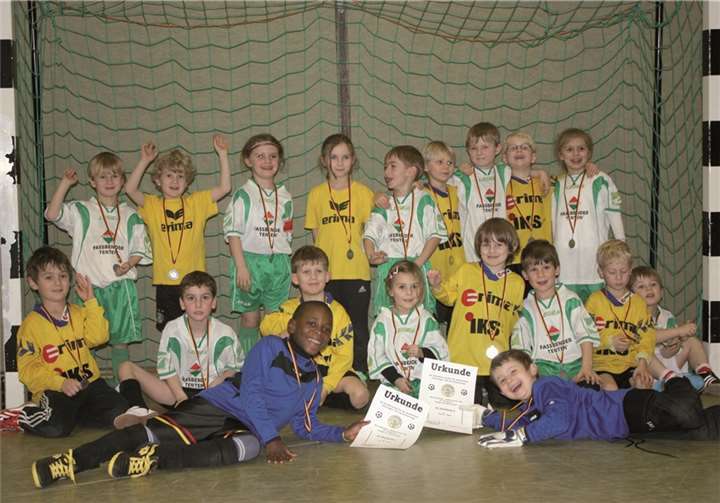 Die stolzen Bambini-Kicker des FC Flerzheim mit Urkunden und Medaillen.