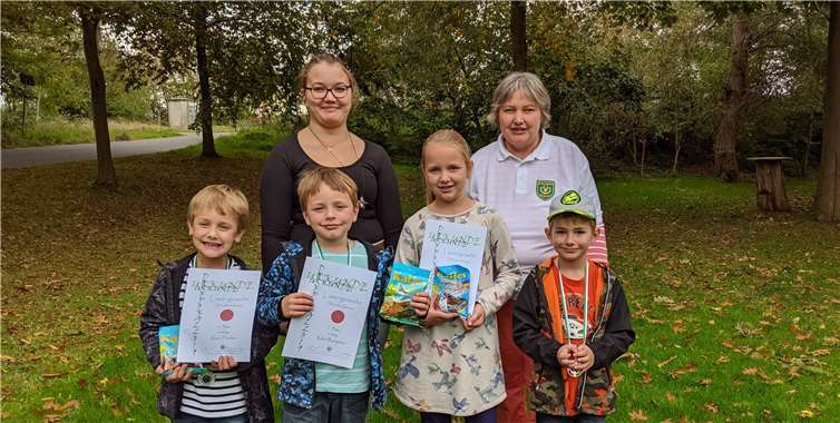 Die stolzen Bambinis mit der stv. Jungschützenmeisterin Verena Zavelberg und der Betreuerin Nathalie Zavelberg. Foto: Irene Tuschen