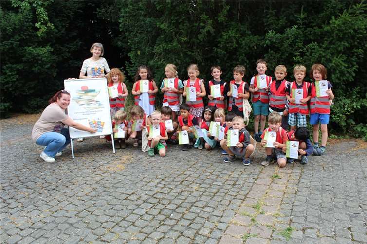 Die stolzen Bibfit-Kinder mit Petra Gadsch und Brigitte Seger (hinten) an der Bücherei Kripp.  Foto: Kath. Kita Kripp