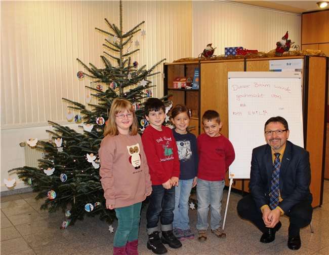 Die stolzen Dekorateure vor ihrem Werk. privat