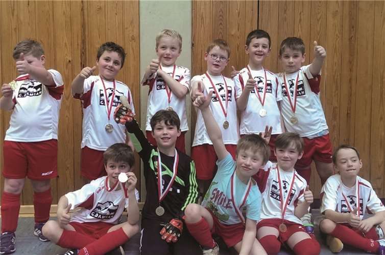 Die stolzen Fußballer mit ihren Medaillen.privat