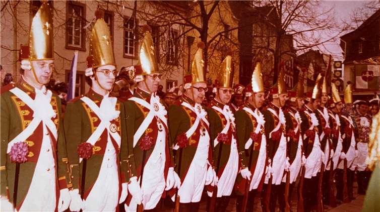 Die stolzen Gardisten der Prinzengarde sind 1977 auf dem Marktplatz angetreten.