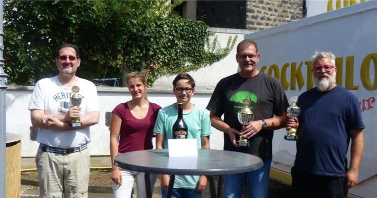 Die stolzen Gewinner bei der Siegerehrung.