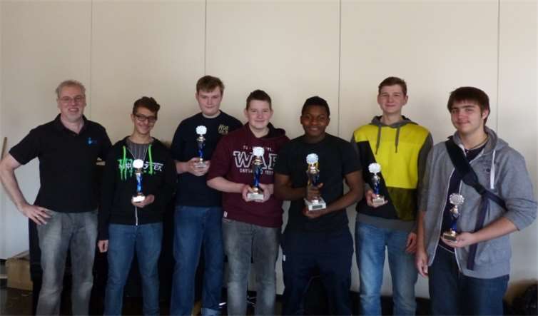 Die stolzen Gewinner des Kickerturniers.