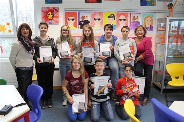 Die stolzen Gewinner mit der Schulleiterin Ute Jung (links im Bild) und Kunstlehrerin Elgin Brendel (rechts). privat