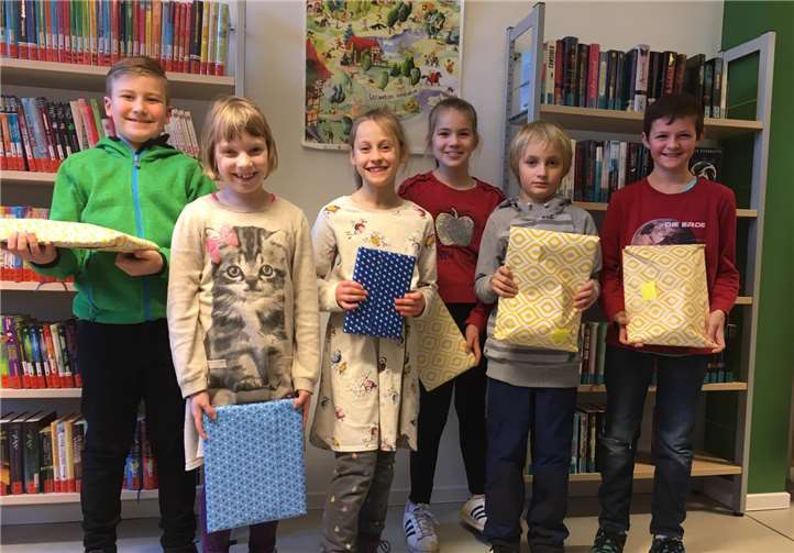 Die stolzen Gewinner mit ihren Präsenten in der Evangelischen Öffentlichen Bücherei Remagen. Foto: privat