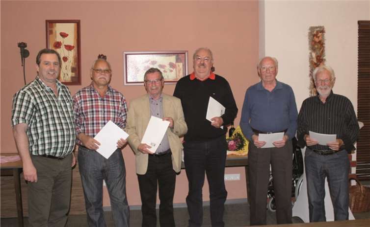 Die stolzen Goldjubilare. V.l. Erster Vorsitzender Reinhold Pohl, Lothar Höfer, Friedhelm Weinand, Wolfgang vom Bruck, Leo Erlemann und Hans Dott.privat