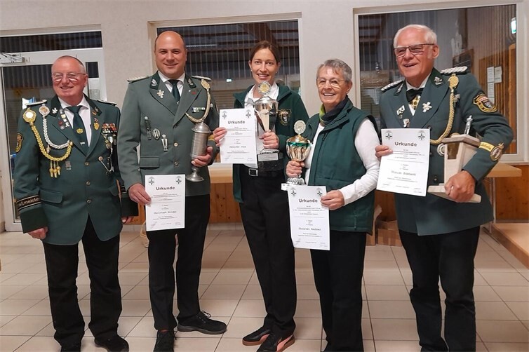 Die stolzen Herbstmeister mit Schießmeister Thomas Flamm (li)