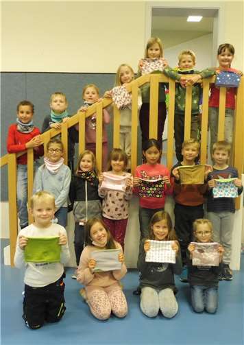 Die stolzen Hortkinder mit ihren selbst genähten Loop-Schals.