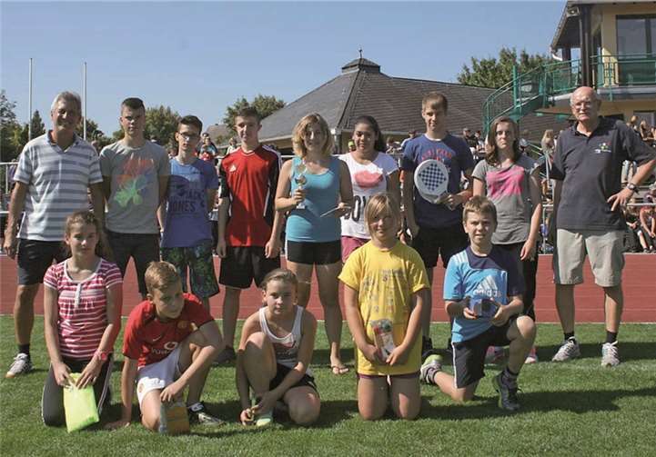 Die stolzen Jahrgangsbesten und ihre ehemaligen Sportlehrer als Ehrenbetreuer. Privat