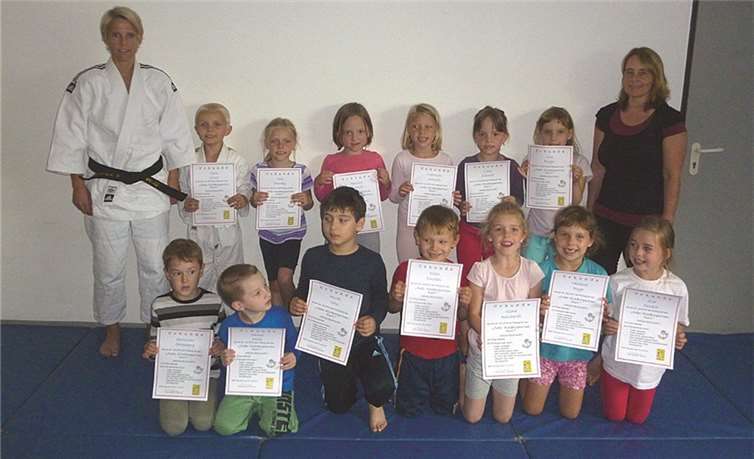 Die stolzen "Judoka" mit Ihrer Trainerin Silvia Fischbach (l.)privat