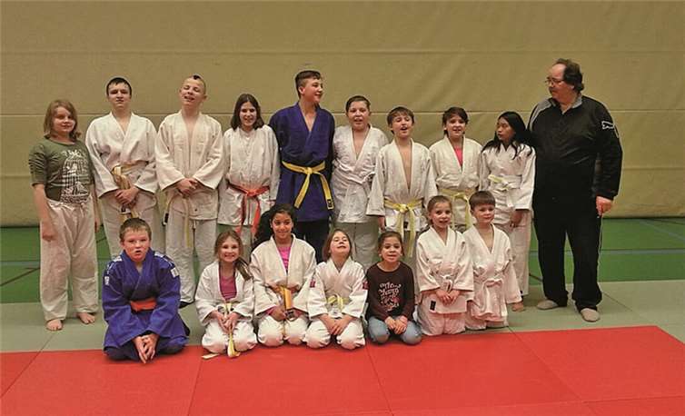 Die stolzen Judoka mit Trainer Helger Weingarten.privat