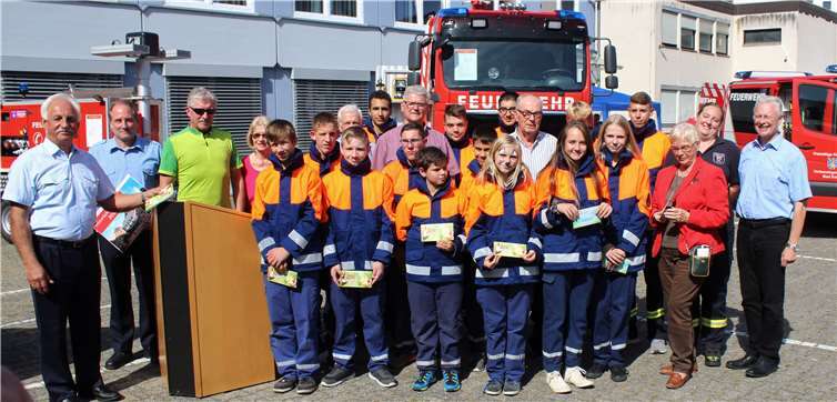 Die stolzen Jugendlichen der Jugendfeuerwehr Bad Ems mit ihren neuen Wetterschutzjacken. Foto: privat