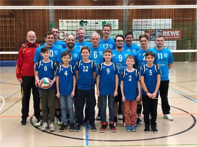 Die stolzen Jungs mit den Herren des TV Vallendar.  Foto: privat