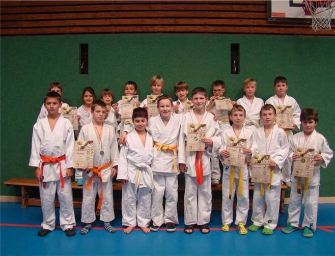 Die stolzen Kämpferinnen und Kämpfer mit ihren Urkunden und Medaillen. privat